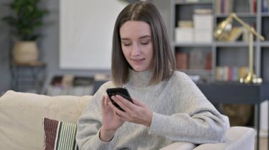 Akıllı Telefonla Mesajlaşan Neşeli Genç Kadın Portresi