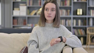 Bekleyen Genç Kadının portresi Nöbeti Kontrol Ediyor