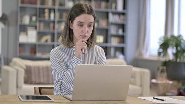 Ofisteki Laptop 'ta Düşünen ve Çalışan Genç Kadın