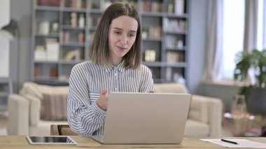 Laptop 'ta Hata Yapan Genç Kadın