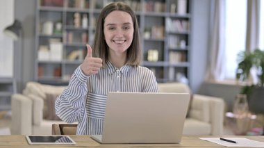 Hırslı Genç Kadın Başparmağını kaldırıyor