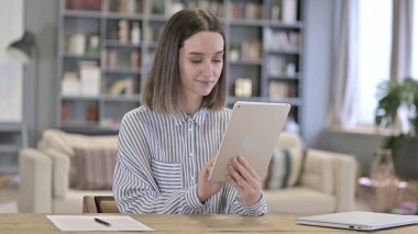 Ofiste Tablet kullanan Odaklanmış Genç Kadın