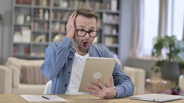 Genç Tasarımcı Çatı katında Tabletteki Kaybına Tepki Veriyor