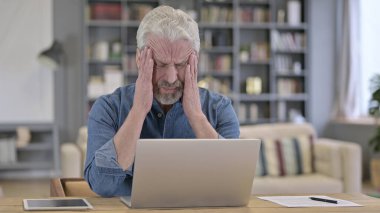 Yaşlı bunağın ofiste başı ağrıyor.