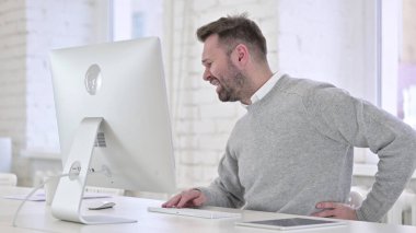 Yorgun Yaratıcı Adam Çalışırken Sırt Ağrısı Çekiyor