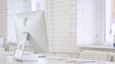 Masaüstünde Masaüstü olan Boş Ofis