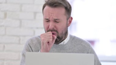 Masaüstünde Çalışırken Hasta Adamın Öksürüğünü Kapat