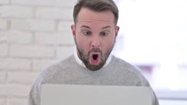 Şok Olan Adam Dizüstü bilgisayardaki Sonuçlara Tepki Veriyor