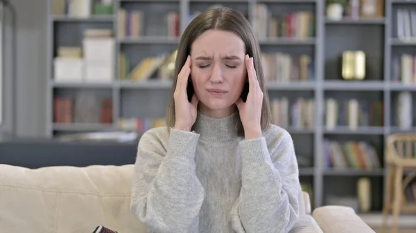 Portrait de la jeune femme fatiguée ayant mal à la tête — Photo