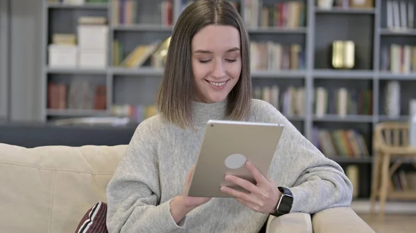 Porträt einer attraktiven jungen Frau mit Tablet — Stockfoto