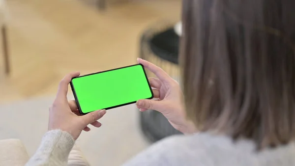 Mulher assistindo vídeo em Chroma Key Screen Smartphone — Fotografia de Stock