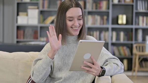 Porträt einer jungen Frau beim Videochat auf dem Tablet — Stockfoto