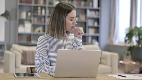 Kranke junge Frau hustet im Loft-Büro — Stockfoto