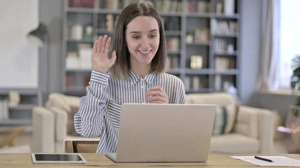 Fröhliche junge Frau beim Videochat auf Laptop — Stockfoto