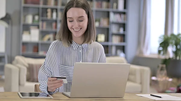 Junge Frau macht erfolgreiches Online-Bezahlen am Laptop — Stockfoto