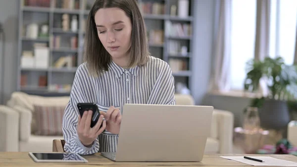 Atractiva mujer joven usando Smartphone en Loft Office — Foto de Stock