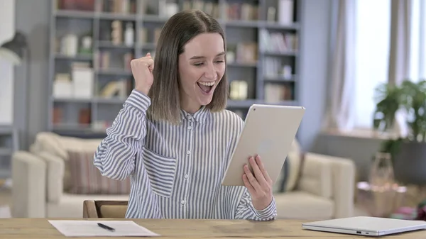 Fröhliche junge Frau feiert Erfolg auf Tablet — Stockfoto