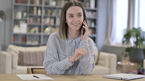 Mulher jovem conversando no smartphone no escritório de Loft — Fotografia de Stock
