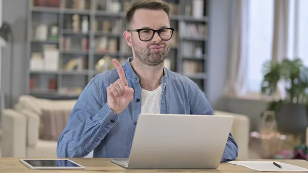 Retrato de un joven diciendo no con el signo de dedo — Foto de Stock