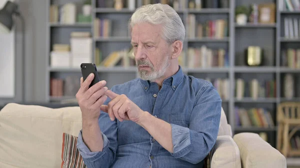 Retrato de Homem Sênior Velho Relaxado usando Smartphone — Fotografia de Stock