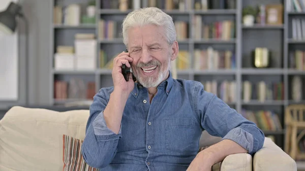 Retrato de alegre velho homem sênior falando em Smartphone — Fotografia de Stock