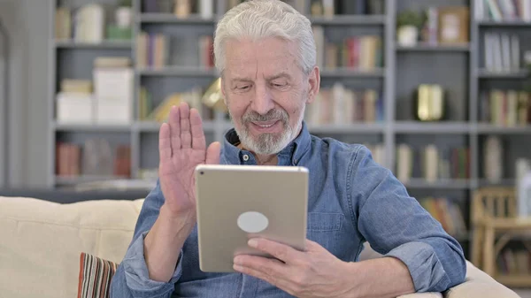 Porträt eines älteren Mannes beim Videochat auf dem Tablet — Stockfoto