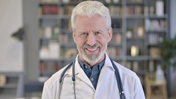 Retrato de Médico Sênior Alegre Dizendo Sim pela Cabeça Agitar — Fotografia de Stock