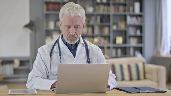 Gericht Senior Oude Dokter Werken op Laptop — Stockfoto