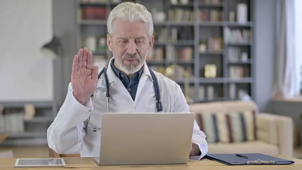 Senior oude dokter doet videochat op laptop — Stockfoto