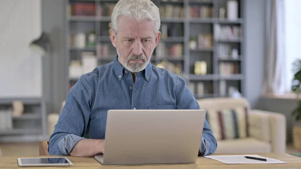 Vieil homme âgé concentré travaillant sur ordinateur portable — Photo