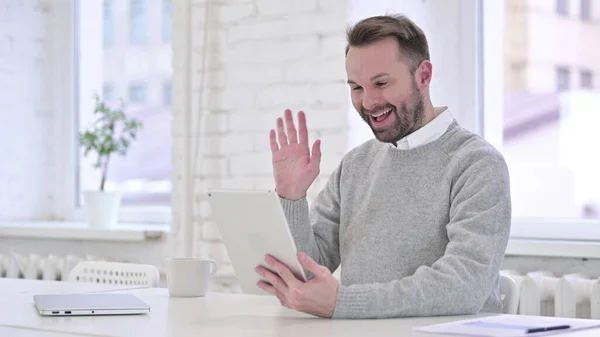 Chat de vídeo en línea en la tableta por Creative Man — Foto de Stock