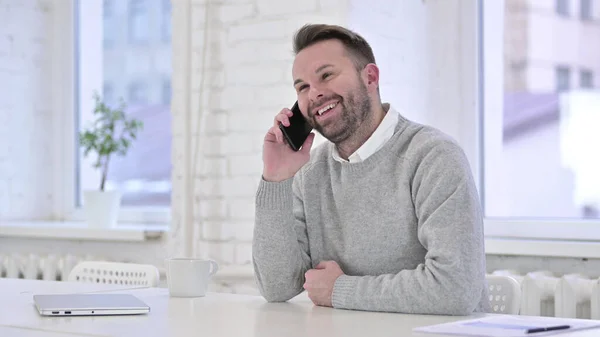 Hombre creativo hablando en Smartphone en el trabajo — Foto de Stock