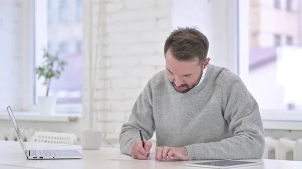 Uomo Arrabbiato che cerca di scrivere su carta al lavoro — Foto Stock