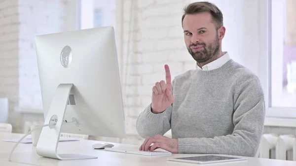 Homme créatif disant non avec signe du doigt au travail — Photo