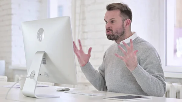 Uomo creativo arrabbiato sconvolto che lavora sul computer — Foto Stock