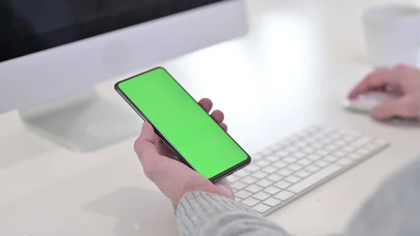 Zbliżenie korzystania ze smartfona z zielonym ekranem makiety — Zdjęcie stockowe