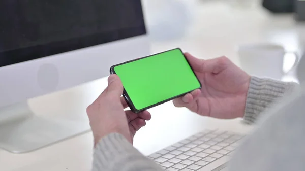 Oglądanie wideo na ekranie Chroma Key Smartphone, Holding Horizontal — Zdjęcie stockowe