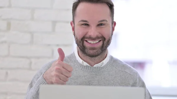 Pollici su dall'uomo che lavora sul computer portatile — Foto Stock