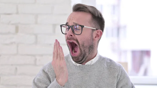 Portret van Yawning Moed Creative Man — Stockfoto