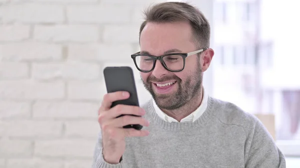 Criativa jovem homem usando aplicativo Smartphone — Fotografia de Stock