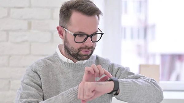 Young Designer Using Smartwatch in Modern Office — Stock fotografie