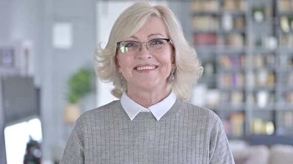 Portrait de joyeuse vieille femme souriant à la caméra — Photo