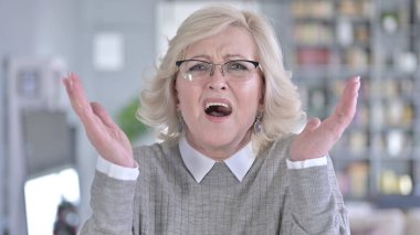 Başarısızlığa Tepkili Üzgün Yaşlı Kadın Portresi