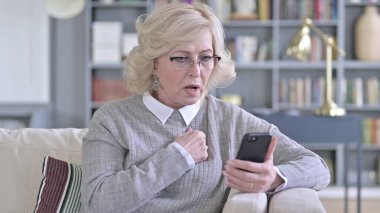 Smartphone 'da Kaybolan Üzgün Yaşlı Kadın
