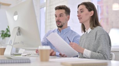 Ciddi Yaratıcı Ekip Belgeleri Okuyor ve Masaüstünde Çalışıyor