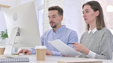 Yaratıcı Ekip Masaüstünde Evrak Çalışıyor