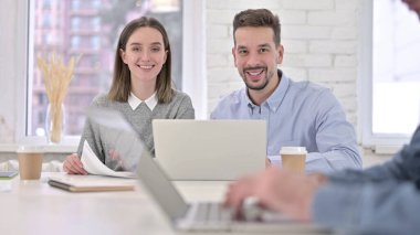 Yaratıcı Takım Ofisteki Kameraya Gülümsüyor