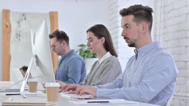 Modern Ofiste Çalışan Yaratıcı İnsanlar