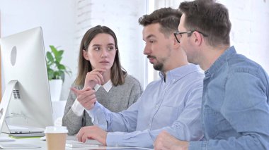 Yaratıcı Başlangıç Takımı Masaüstünde Birlikte Çalışıyor