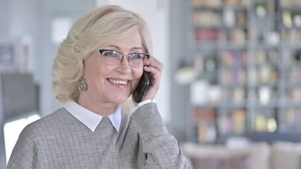 Portret van Vrolijke oude vrouw praten op Smartphone — Stockfoto